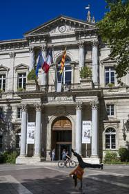 France, Vaucluse (84), Avignon, place de l'Horloge, spectacle Barulhos création de la Compagnie Malka en teasing spectacle de rue devant l'hôtel de Ville pendant le festival