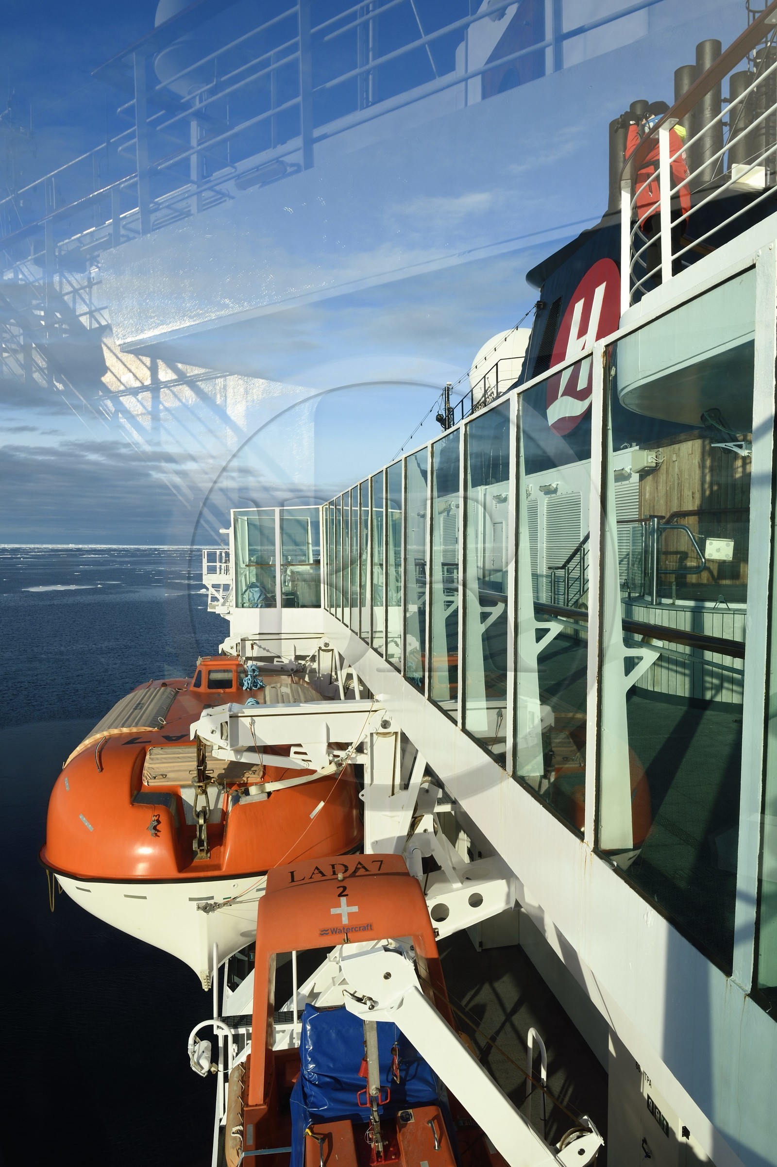 Groenland, cote Nord-Ouest, Smith sound au nord de la baie de Baffin, le bateau de croisière MS Fram de la compagnie Hurtigruten progressant entre les blocs de glace de la banquise