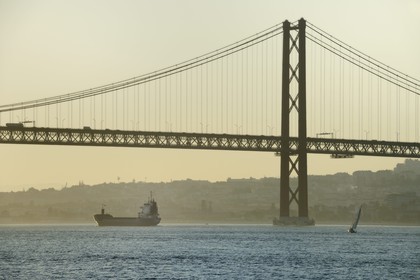 Portugal, Lisbonne, le pont du 25 de Abril sur le Tage
