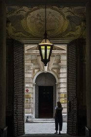 Italie, Ligurie, Gênes, palais des Rolli classés Patrimoine Mondial de l'UNESCO, sortie du Palazzo Podesta également appelé Palazzo Nicolosio Lomellini dans la Strada Nuova aujourd’hui via Garibaldi