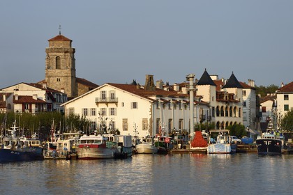 France, Pyrénées-Atlantiques (64), Pays-Basque, Saint-Jean-de-Luz, le port de pêche, la facade blanche de l'hotel de ville, la maison de Louis XIV à droite et l'église Saint-Jean-Baptiste en arrière plan