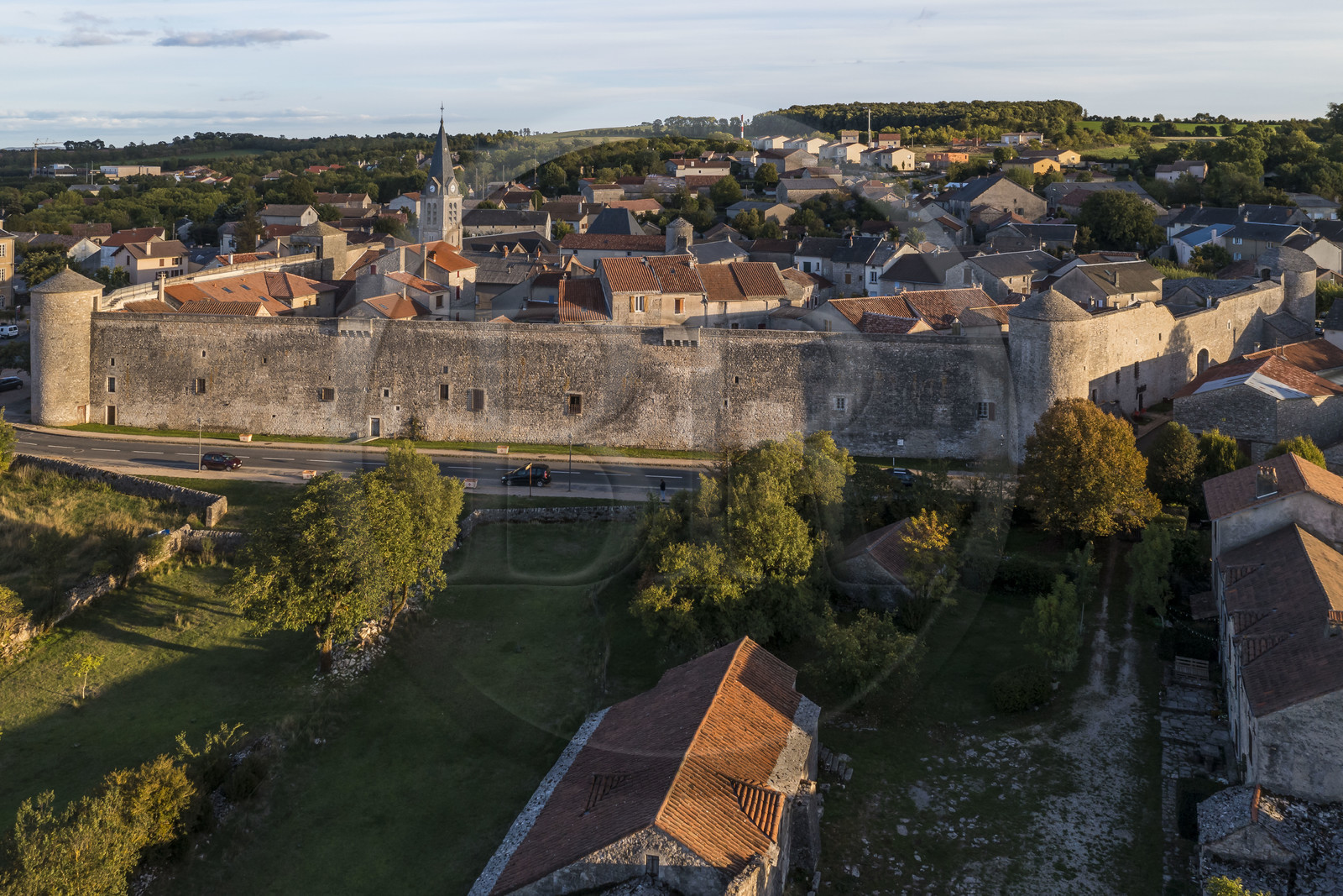 France, Aveyron (12), Causses et les Cévennes, paysage culturel de l'agro-pastoralisme méditerranéen, classés Patrimoine Mondial de l'UNESCO, La Cavalerie, la commanderie de La Cavalerie devenue commanderie hospitalière de l'ordre de Saint-Jean de Jérusalem, entourée par ses hauts remparts (vue aérienne)
