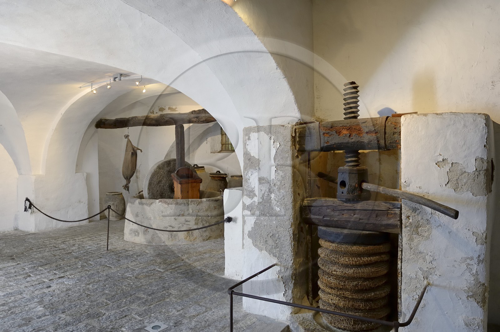 France, Corse-du-Sud (2A), Ajaccio, Musée de la Maison Bonaparte dans la maison natale de Napoléon Bonaparte, moulin à huile dans le sous sol