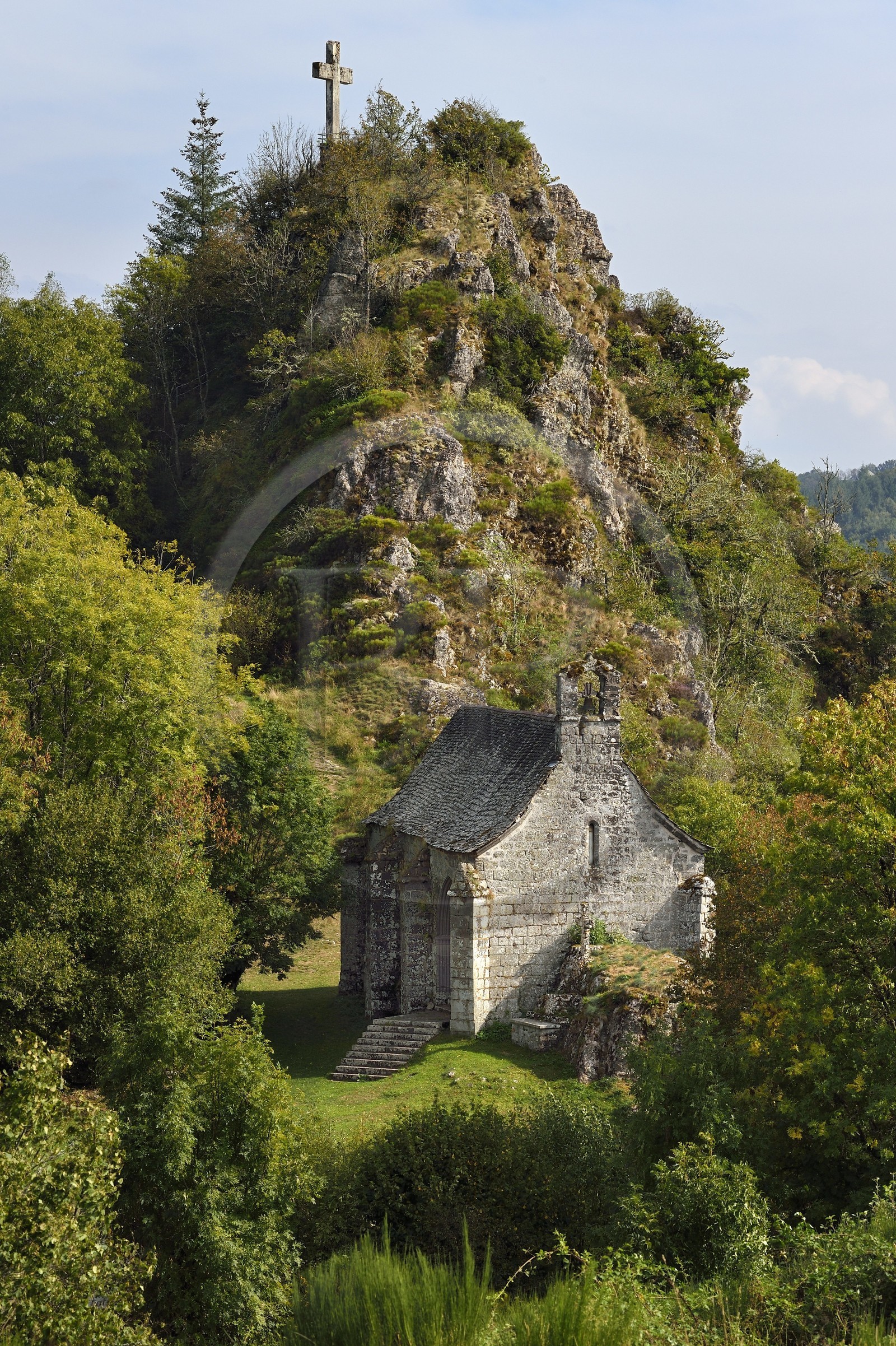 France, Cantal (15), Paulhenc, les Gorges de la Truyère, Rocher de Turlande, chapelle castrale romane du chateau détruit pendant la guerre de Cent Ans dans lequel est né Robert de Turlande, fondateur de l'Abbaye de La Chaise Dieu