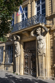 France, Bouches-du-Rhône (13), Aix en Provence, Cours Mirabeau, Hôtel Maurel de Pontevès (ou hôtel d'Espagnet) est un hôtel particulier du XVIIème siècle qui abrite actuellement le tribunal de commerce, atlantes soutenant le balcon