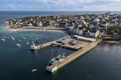 France, Finistère (29), Mer d'Iroise, archipel de Molène, Ile de Molène, le bourg et le navire Notre-Dame de Rumengol ancienne gabare à quai dans le port (vue aérienne)