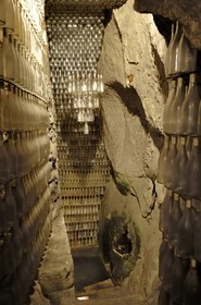 France, Indre et Loire (37), Chinon, les Caves Painctes, confrérie des bons entonneurs rabelaisiens lors du Chapitre de la Fleur
