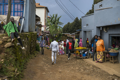 Rwanda, Province de l’Ouest, Gisakura, commerces et étals dans les rues du village