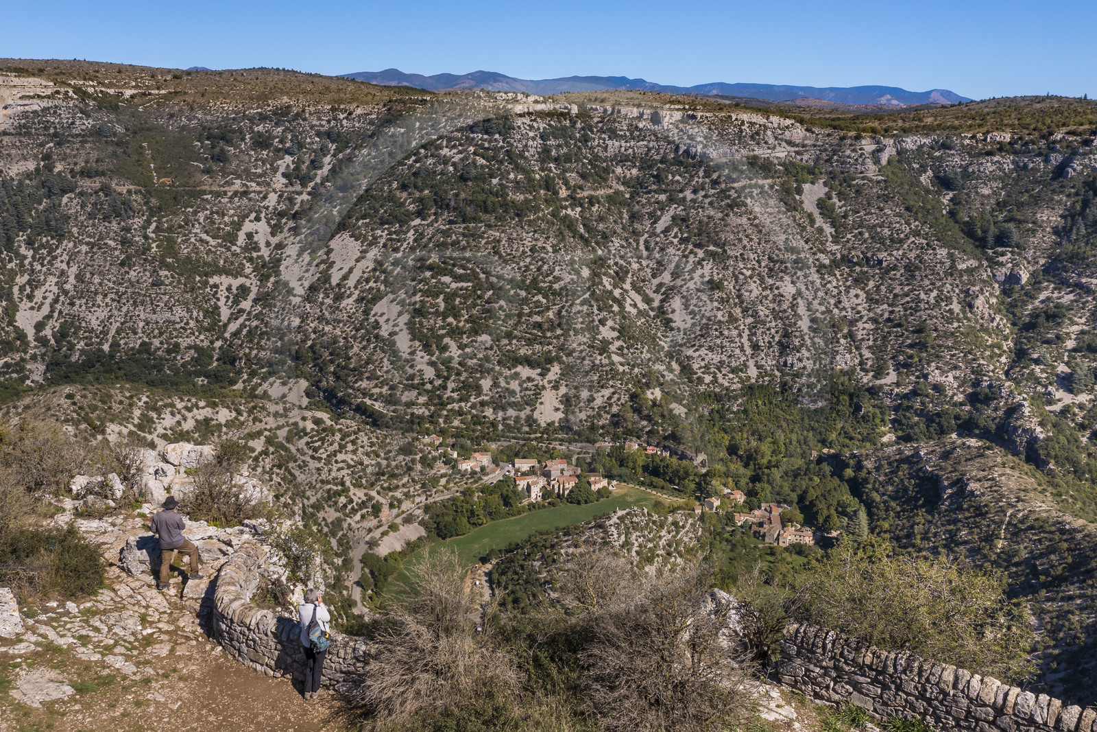 France, Hérault (34), les Causses et les Cévennes, paysage culturel de l'agro-pastoralisme méditerranéen inscrit au Patrimoine Mondial de l'UNESCO, Saint-Maurice-Navacelles, le Cirque de Navacelles, le rocher de la Vierge est entouré par un bras mort de la rivière La Vis (vue aérienne)