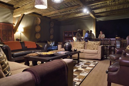 Zimbabwe, province de Matabeleland septentrional, parc national Hwange, le salon du Wilderness Safaris Davison's Camp