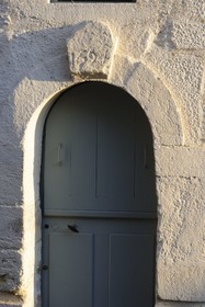 France, Saône et Loire (71), Cluny, porte d'une maison romane rue Lamartine
