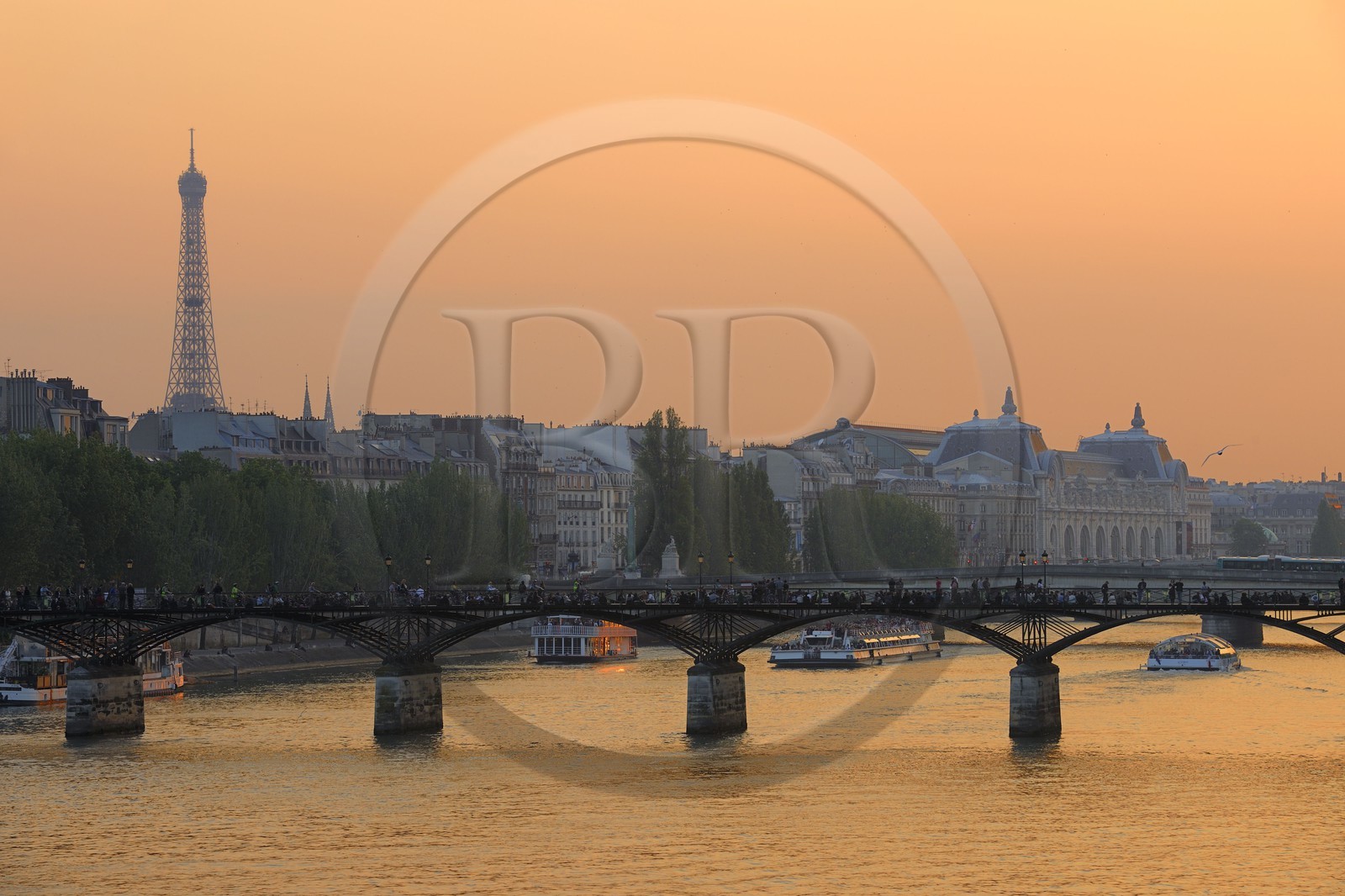 France, Paris (75), les rives de la Seine, classées Patrimoine Mondial de l'UNESCO, passerelle des Arts et tour Eiffel rive gauche