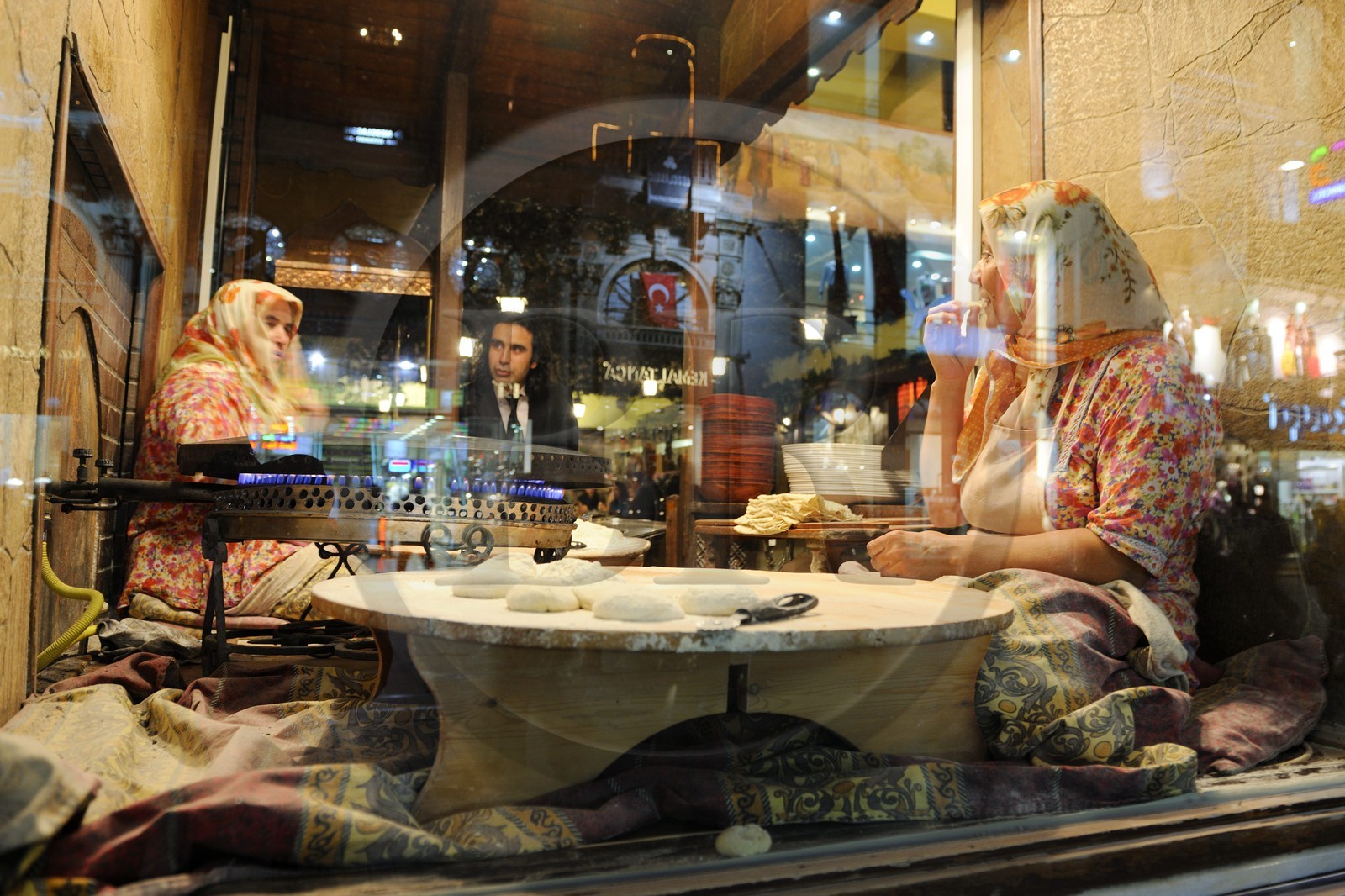 Turquie, Istanbul, quartier de Beyoglu, femme préparant le pain dans une vitrine de restaurant sur Istiklal Caddesi