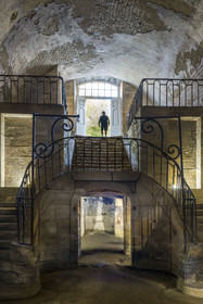 France, Côte-d'Or (21), Buffon, la Grande Forge de Buffon fondée par Georges-Louis Leclerc de Buffon en 1768, escalier majestueux qui permet aux invités de marque d'admirer la coulée du métal en fusion dans le haut fourneau en contrebas