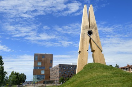 Sweden, Vasterbotten County, Umea, the Bildmuseet (Museum of Contemporary Art and Visual Culture) at Umea Arts Campus in the background and the Clothespin artwork of Mehmet Ali Uysal in the foreground