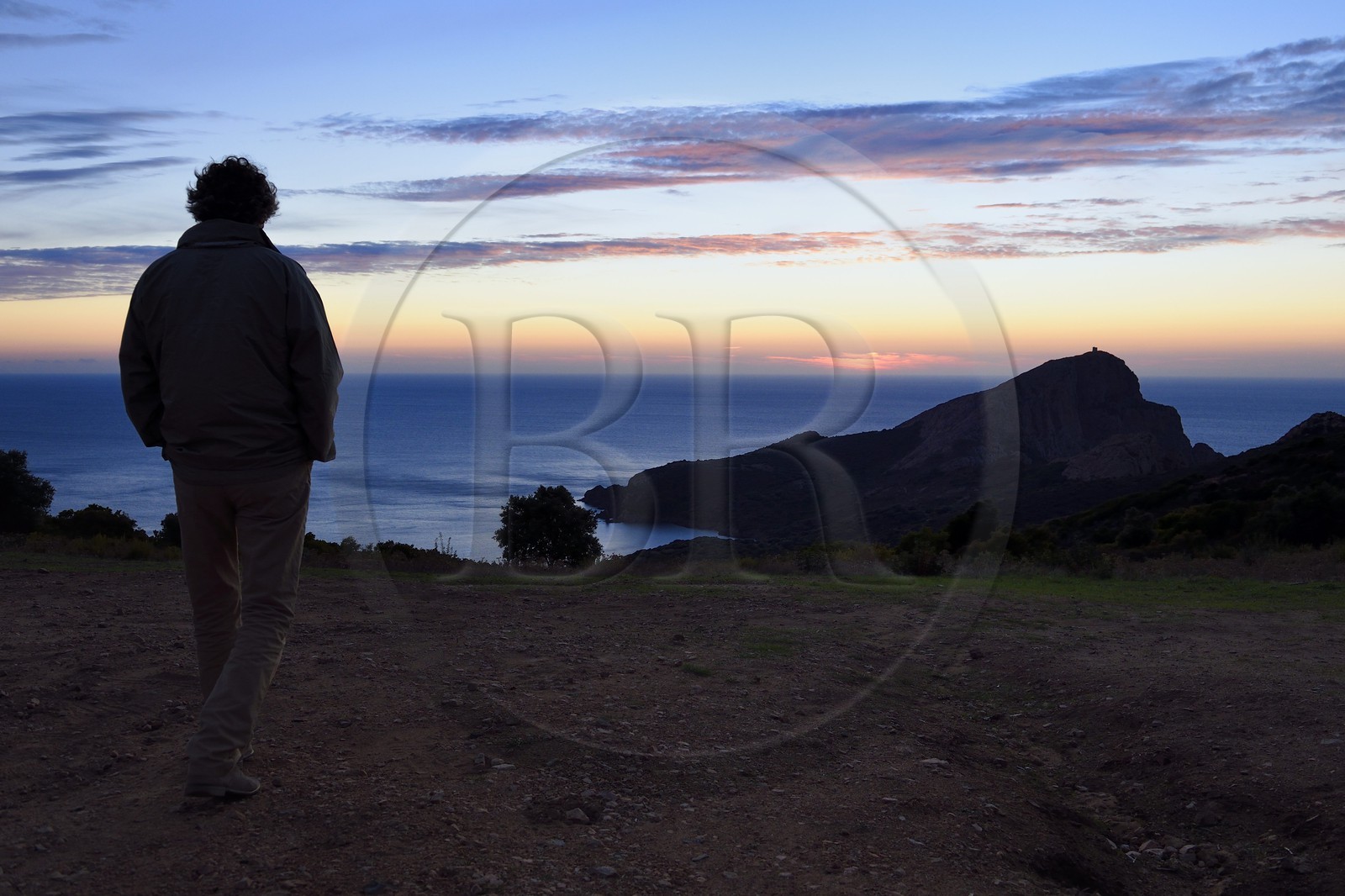 France, Corse-du-Sud (2A), Golfe de Porto, classé Patrimoine Mondial de l'UNESCO, le Capo Rosso et la Tour Génoise de Turghiu (Turghio) en arrière plan