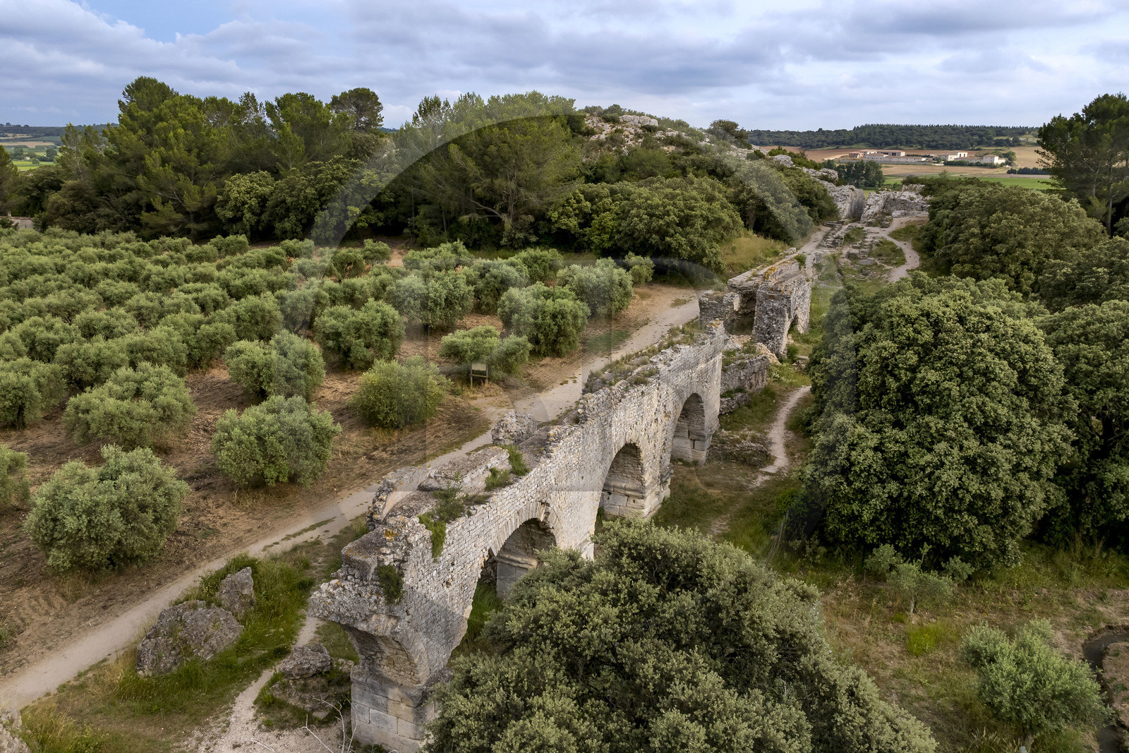 France, Bouches-du-Rhône (13), Fontvieille, chemin de Caparon, vestiges gallo-romain de l'Aqueduc de Barbegal, aqueduc qui a été doublé pour alimenter les 16 moulins de la meunerie de Barbegal au IIème siècle (vue aérienne)