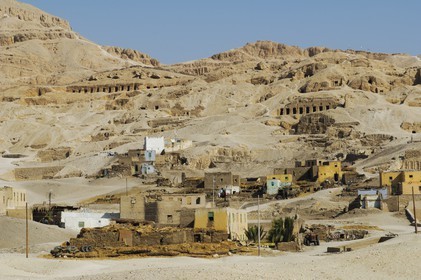 Egypte, Haute Egypte, vallée du Nil, environs de Louxor, Thèbes Ouest, nécropole thébaine, vieux village de Gournah au pied des Tombes des Nobles
