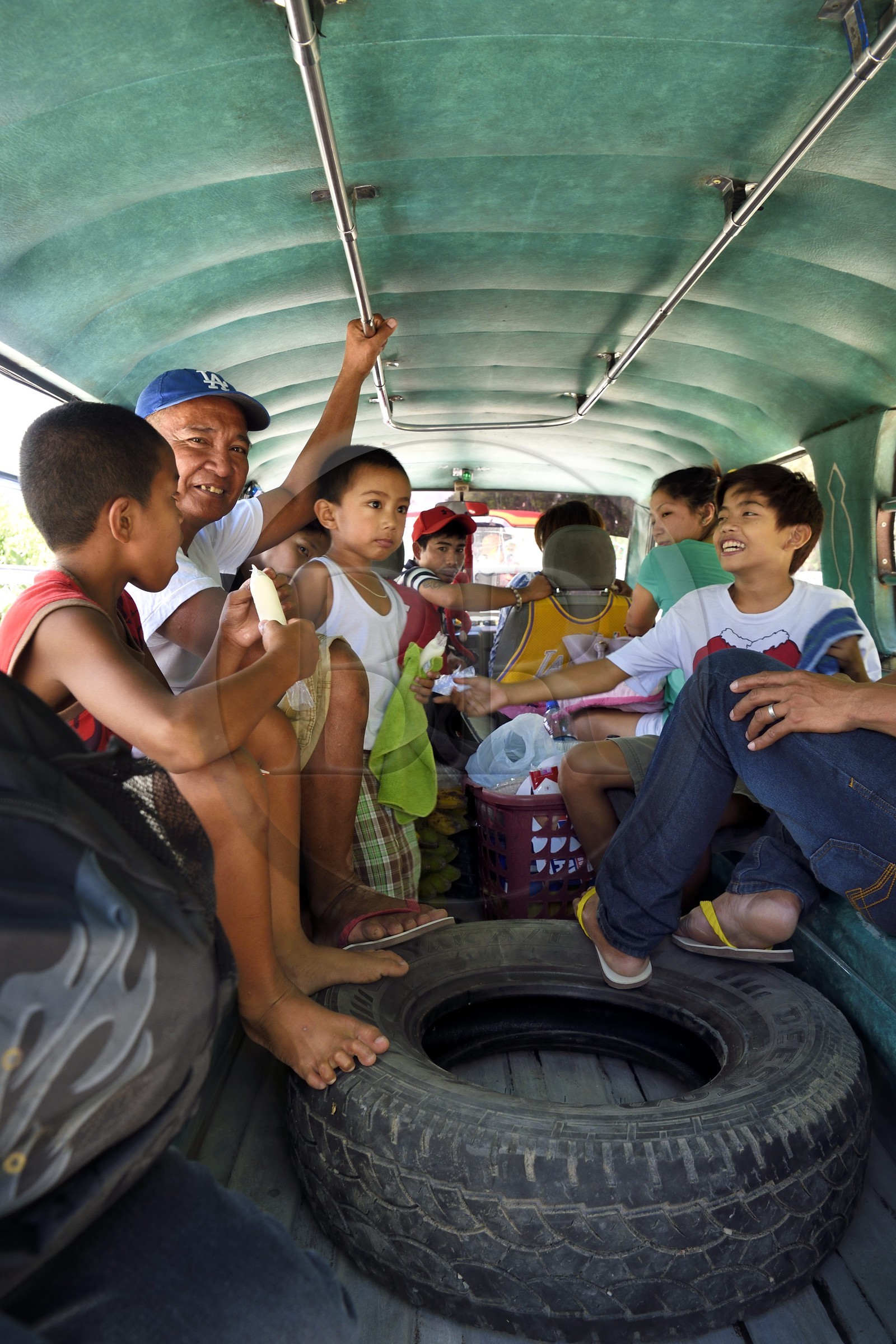 Philippines, province de Nueva Ecija, region de Bambang, intérieur d'un jeepney (jeep allongée pour le transport de passagers) Philippines, province de Nueva Ecija, region de Bambang, intérieur d'un jeepney (jeep allongée pour le transport de passagers)