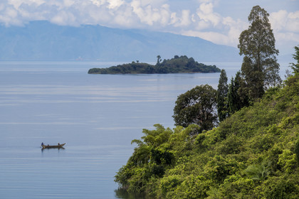 Rwanda, Province de l’Ouest, Karongi (anciennement nommée Kibuye), pirogue sur le lac Kivu au petit matin et la République démocratique du Congo en arrière plan