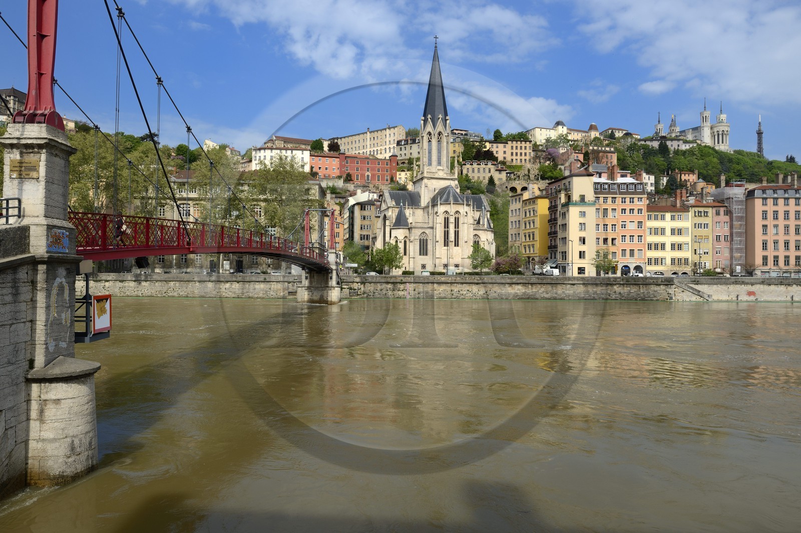 France, Rhône (69), Lyon, site historique classé Patrimoine Mondial de l'UNESCO, Vieux Lyon, quartier Saint-Georges, la passerelle Paul Couturier aussi appelé Saint Georges sur la Saône et l'église Saint Georges