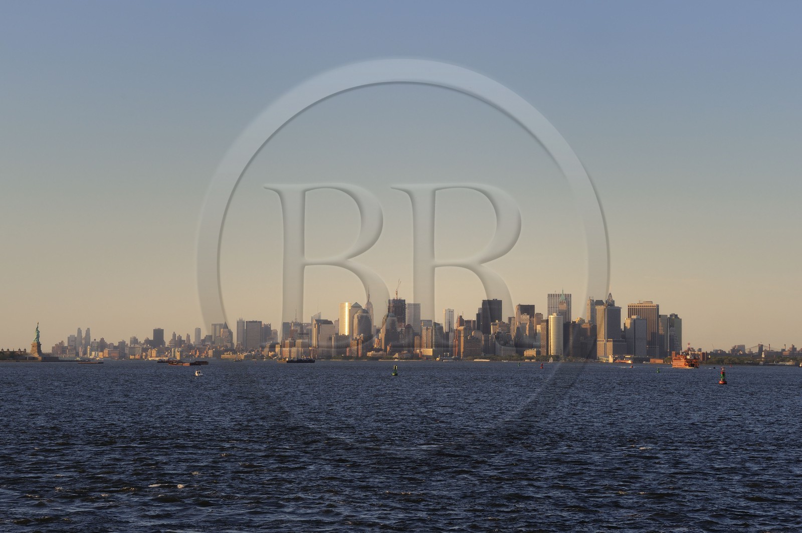 Etats-Unis, New York, pointe Sud de Manhattan, immeubles du Financial District et statue de la Liberté