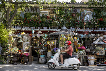 France, Vaucluse, L'Isle sur la Sorgue, decoration, second-hand goods and antiques store Coté Parc