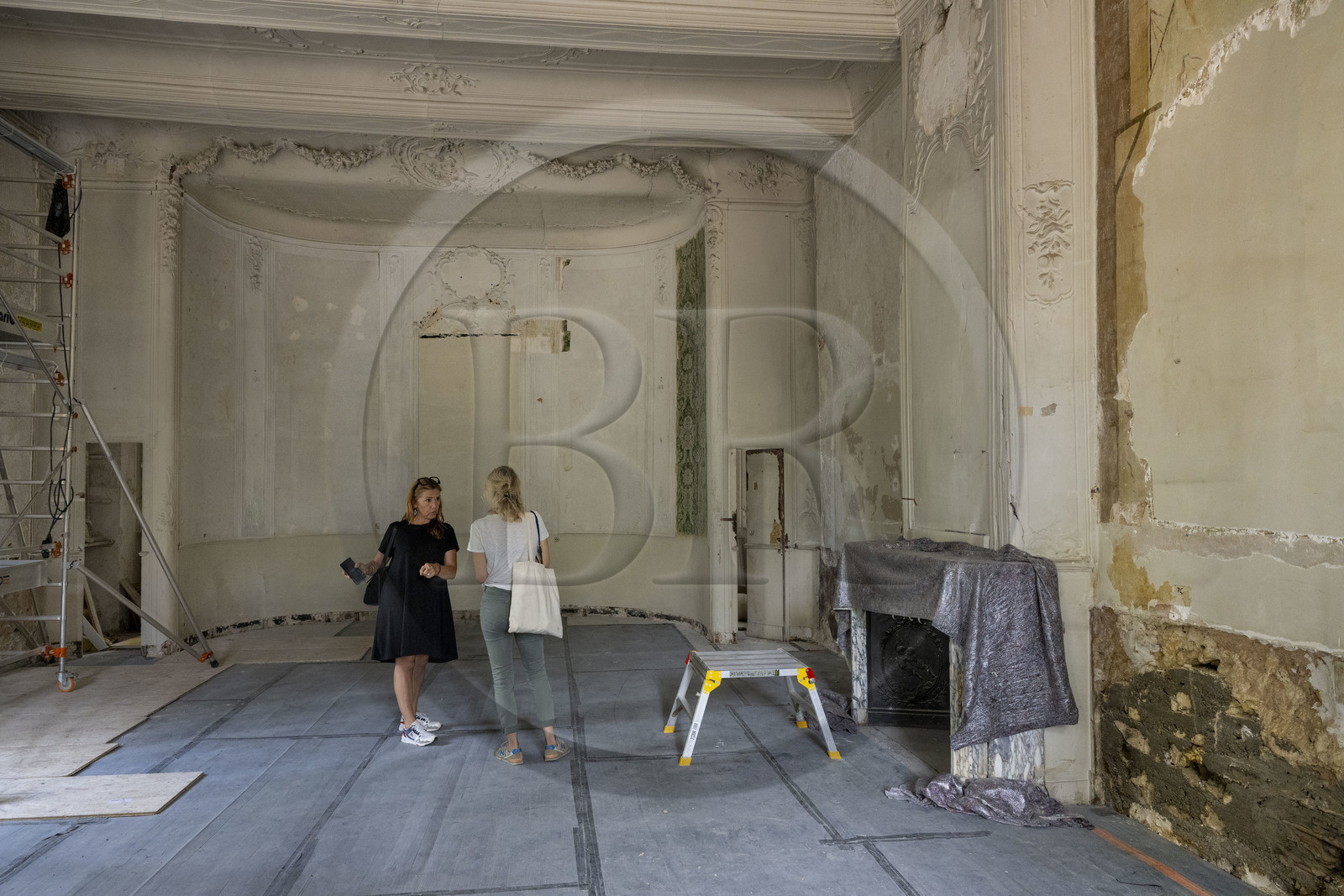 France, Bouches-du-Rhône (13), Aix en Provence, Bastide du Jas de Bouffan, ancienne demeure de Paul Cézanne de 1859 à 1899, à droite fragments d'une peinture attribuée à Paul Cezanne et appelé par ses découvreurs L'Entrée du Port, découverts en aout 2023 lors de travaux de réfection du grand salon