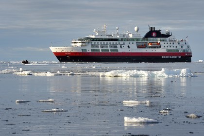 Groenland, cote Nord-Ouest, Smith sound au nord de la baie de Baffin, le bateau de croisière MS Fram de la compagnie Hurtigruten en bordure de la banquise, Latitude: 78° 21' 55,788 N
