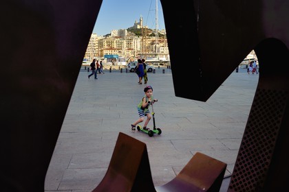 France, Bouches-du-Rhône (13), Marseille, Le Vieux Port, le M de Marseille au premier plan et Notre-Dame de la Garde