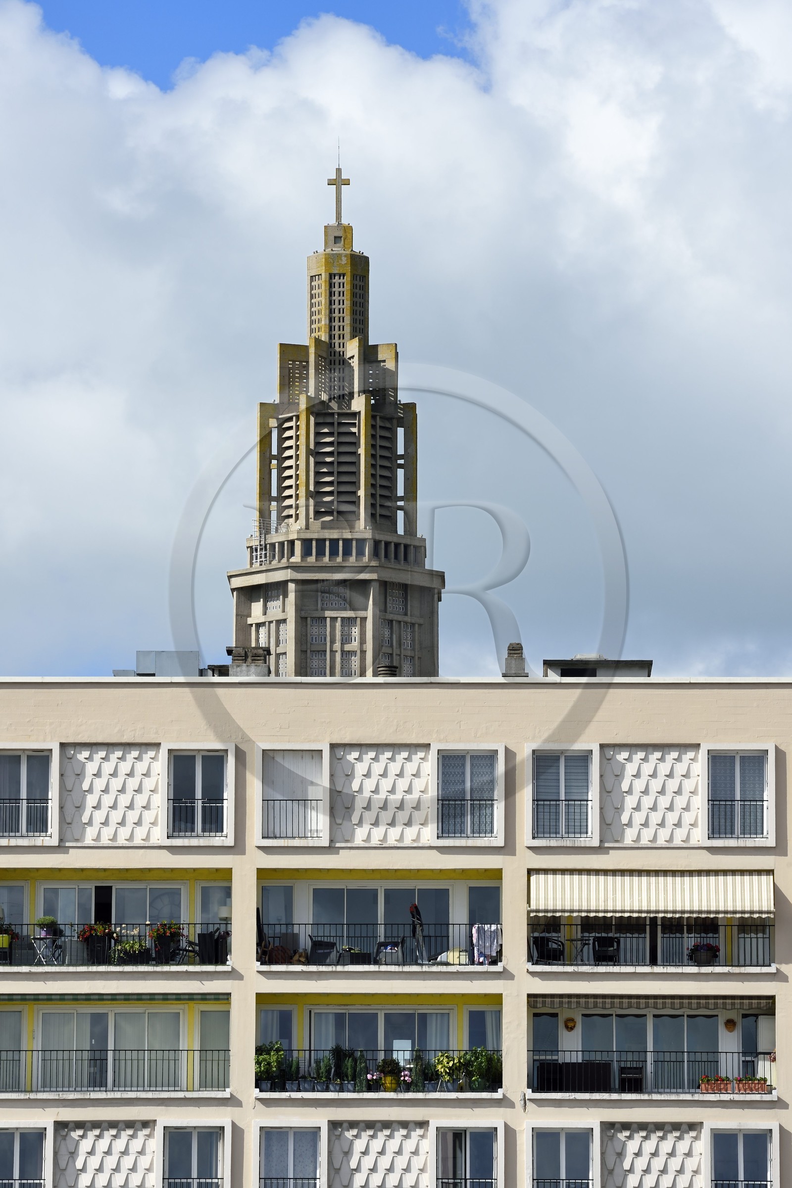 France, Seine-Maritime (76), Le Havre, Centre-ville reconstruit du Havre par Auguste Perret classé Patrimoine Mondial de l'UNESCO, immeuble Perret de la rue Racine et la Tour Lanterne de l'église Saint-Joseph en arrière plan