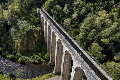France, Nievre, Regional Natural Park of Morvan, Montreuillon, Montreuillon aqueduct bridge built in 1841, 33 m high and 152 m long with 13 arches 8 m wide, along the Rigole d’Yonne which draws water from the Yonne at Lake Pannecière and feeds the Nivernais Canal (aerial view)