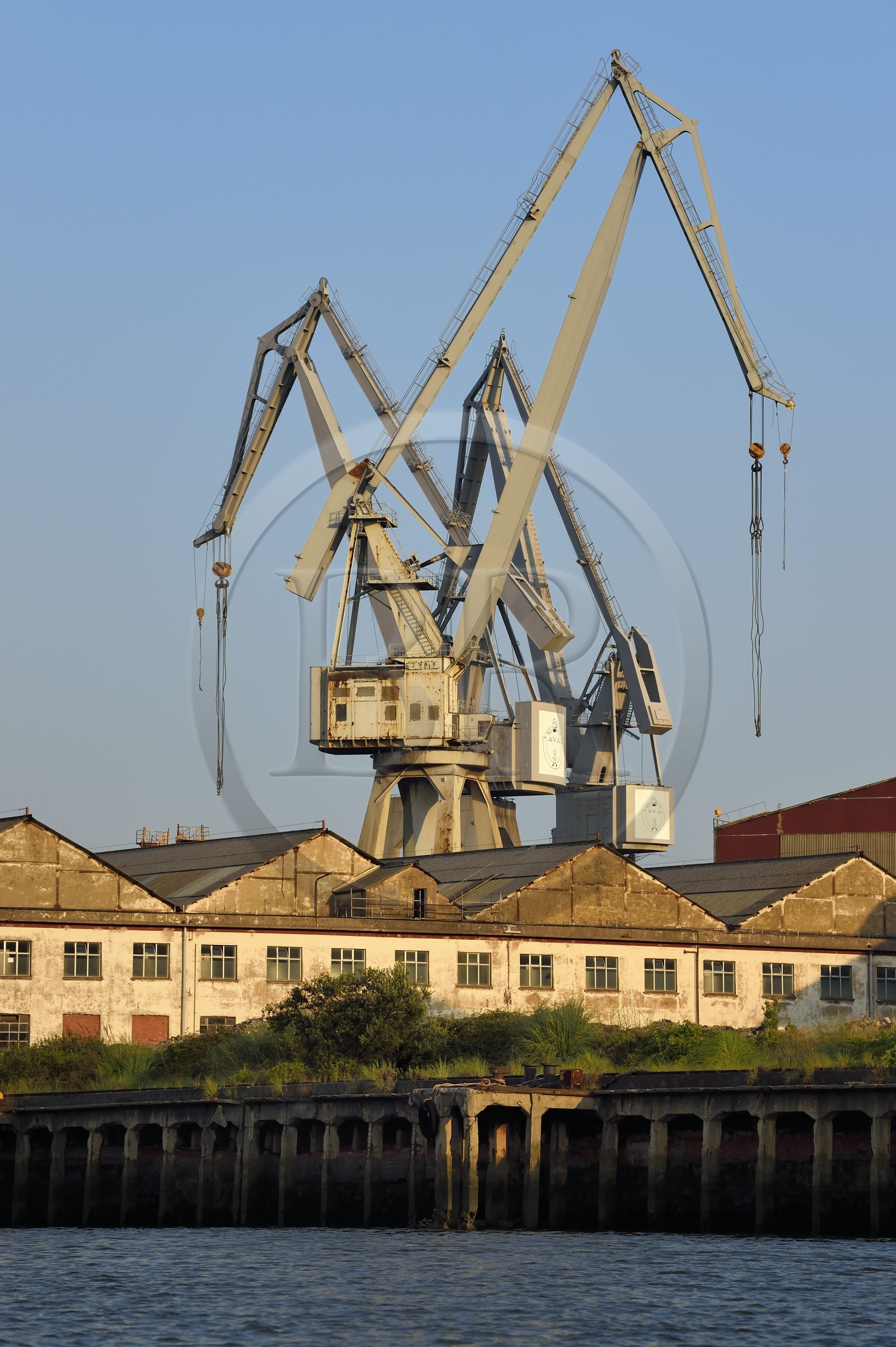 Espagne, Pays basque espagnol, Biscaye, Sestao, port industriel de Bilbao sur le fleuve Nervion centré sur la sidérurgie et la construction navale, chantiers navals Construcciones Navales del Norte (La Navale de Sestao)