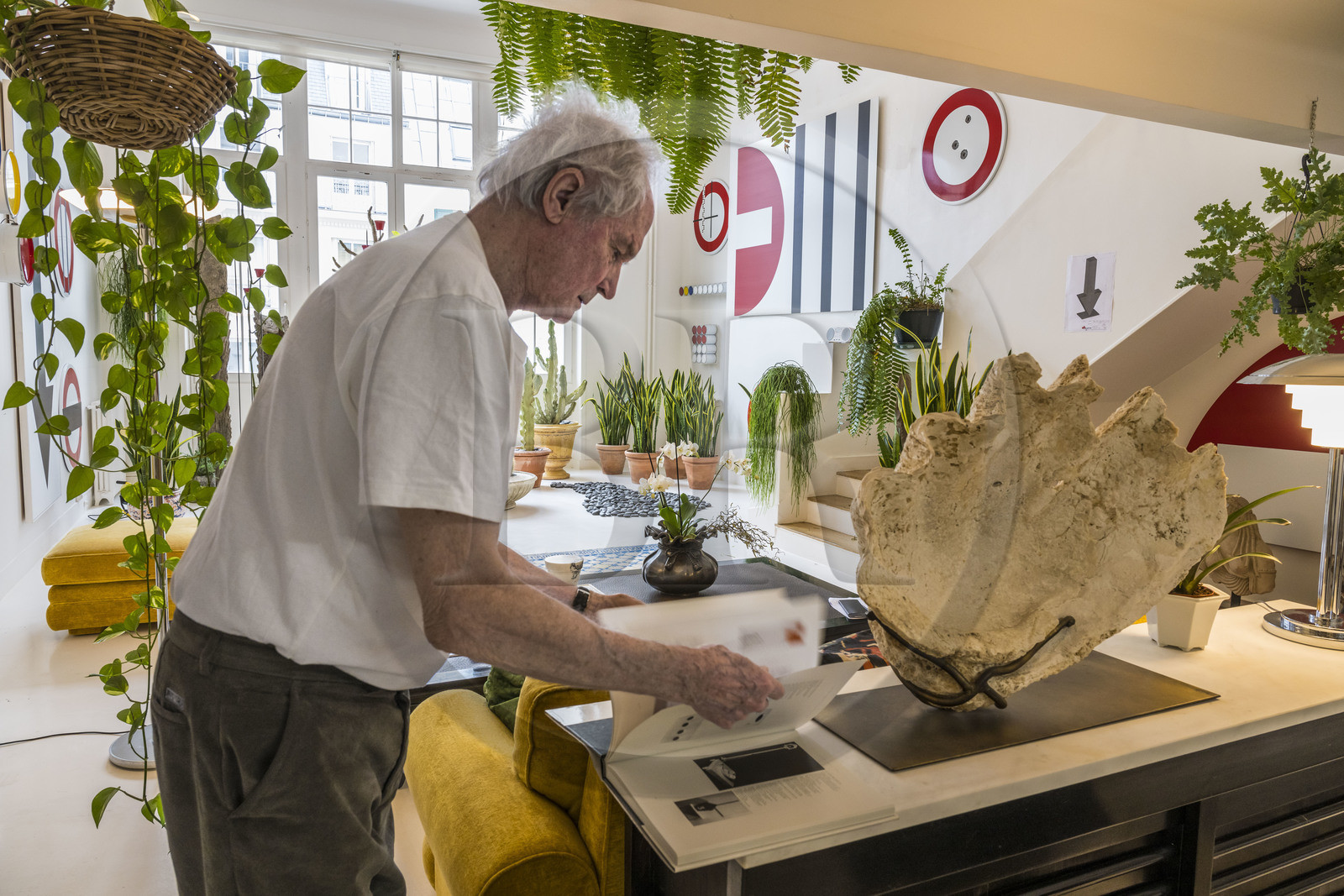 France, Paris (75), l'artiste plasticien Jean-Pierre Raynaud dans son appartement atelier