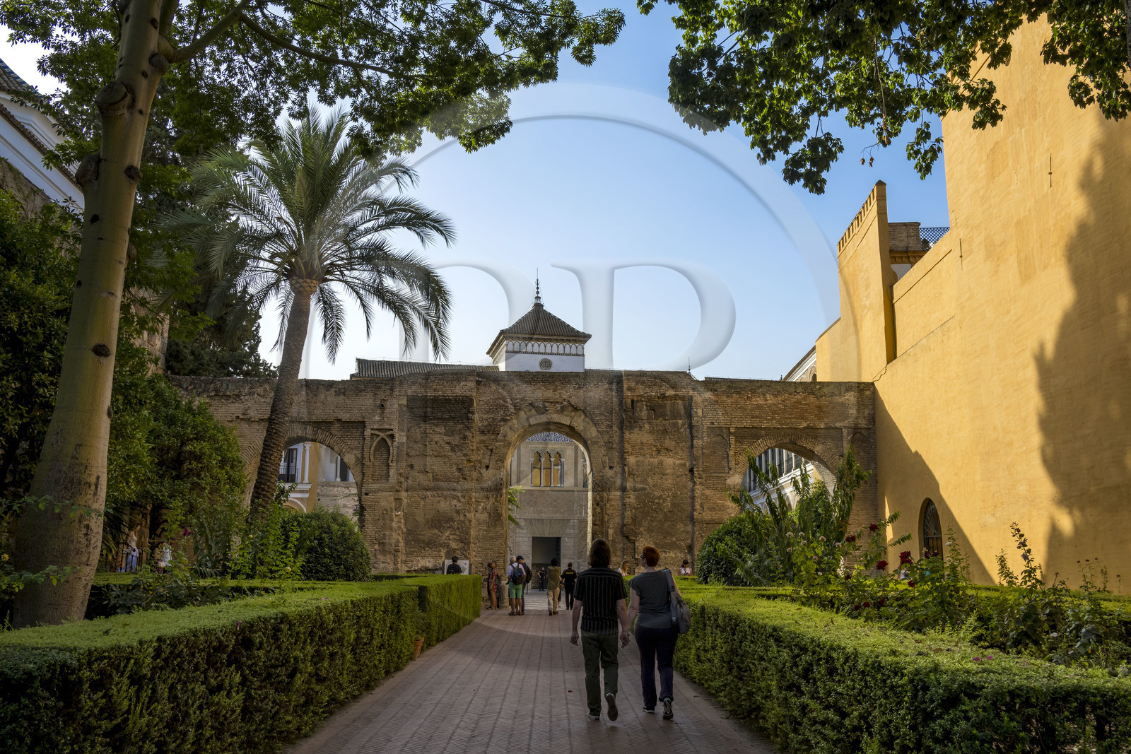 Espagne, Andalousie, Séville, Alcazar de Séville (Reales Alcazares de Sevilla), classé Patrimoine Mondial de l'UNESCO, patio de la Monteria et façade du palais du roi don Pedro (Palacio de Pedro I)