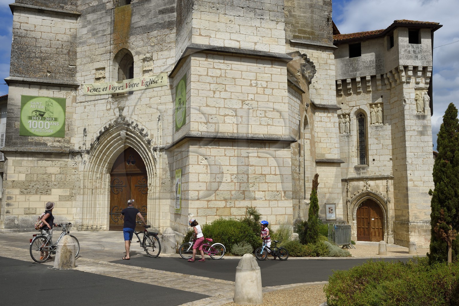 France, Dordogne (24), Périgord Blanc, Saint-Astier sur la Véloroute Voie verte qui longe la rivière L'Isle, l'église fortifiée Saint-Astier