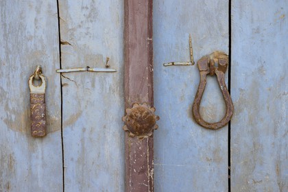 Iran, Province d'Ispahan, désert du Dasht-e Kavir, l'oasis d'Arousan dans la région de Khur et Biabanak, porte traditionnelle de maison avec le heurtoir réservé au hommes à gauche et celui pour les femmes à droite