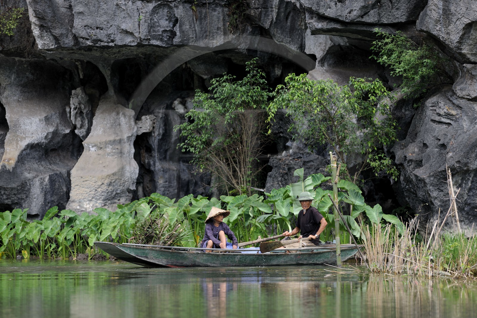 Vietnam, province de Ninh Binh, région surnommée la baie d'Halong terrestre, excursion en barque à Tam Coc entouré de montagnes karstiques Vietnam, province de Ninh Binh, région surnommée la baie d'Halong terrestre, excursion en barque à Tam Coc entouré de montagnes karstiques