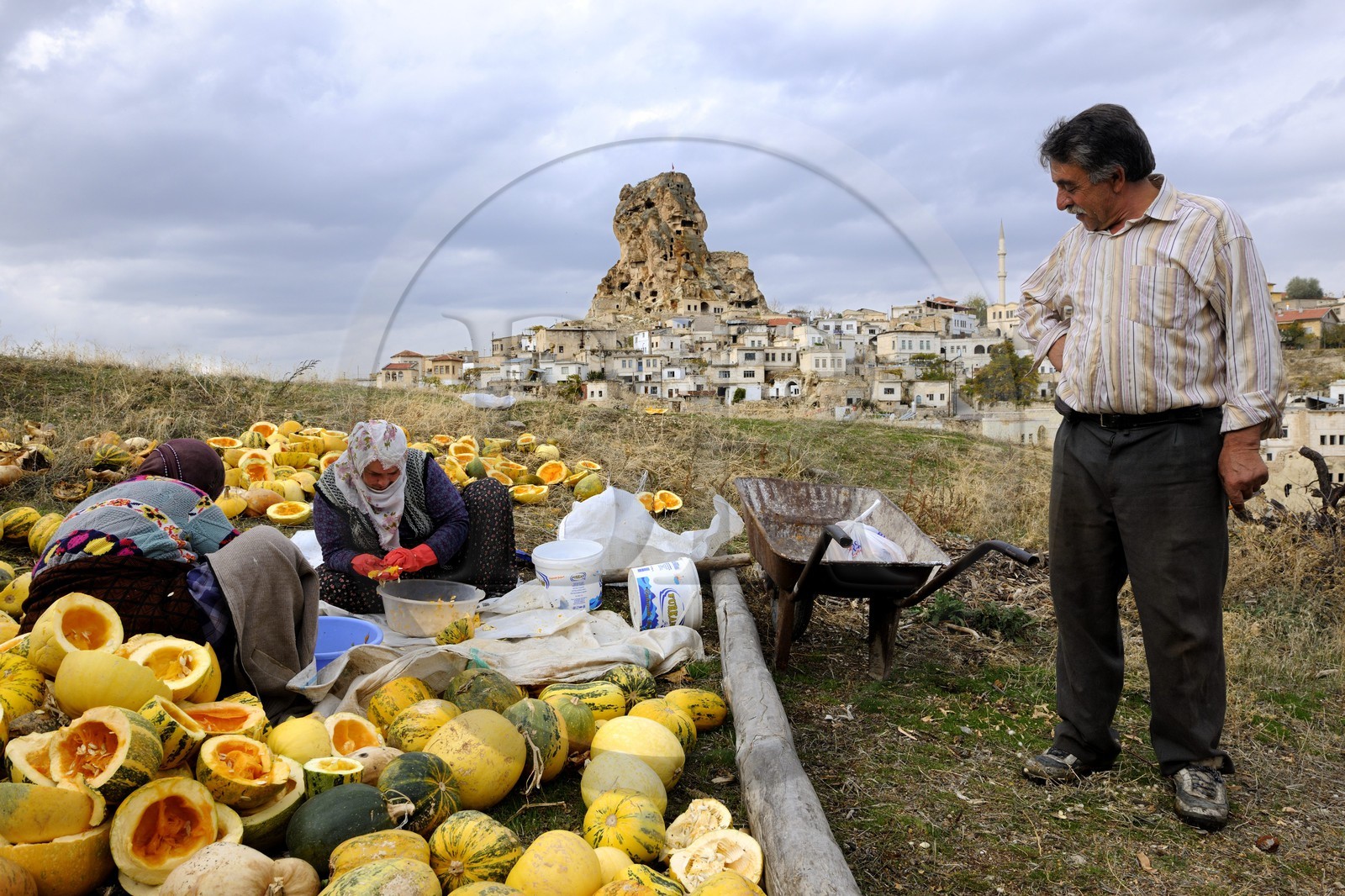 Turquie, Anatolie Centrale, province de Nevsehir, Cappadoce classée Patrimoine Mondial de l'UNESCO, village troglodytique d' Ortahisar, récupération des graines de pastèques