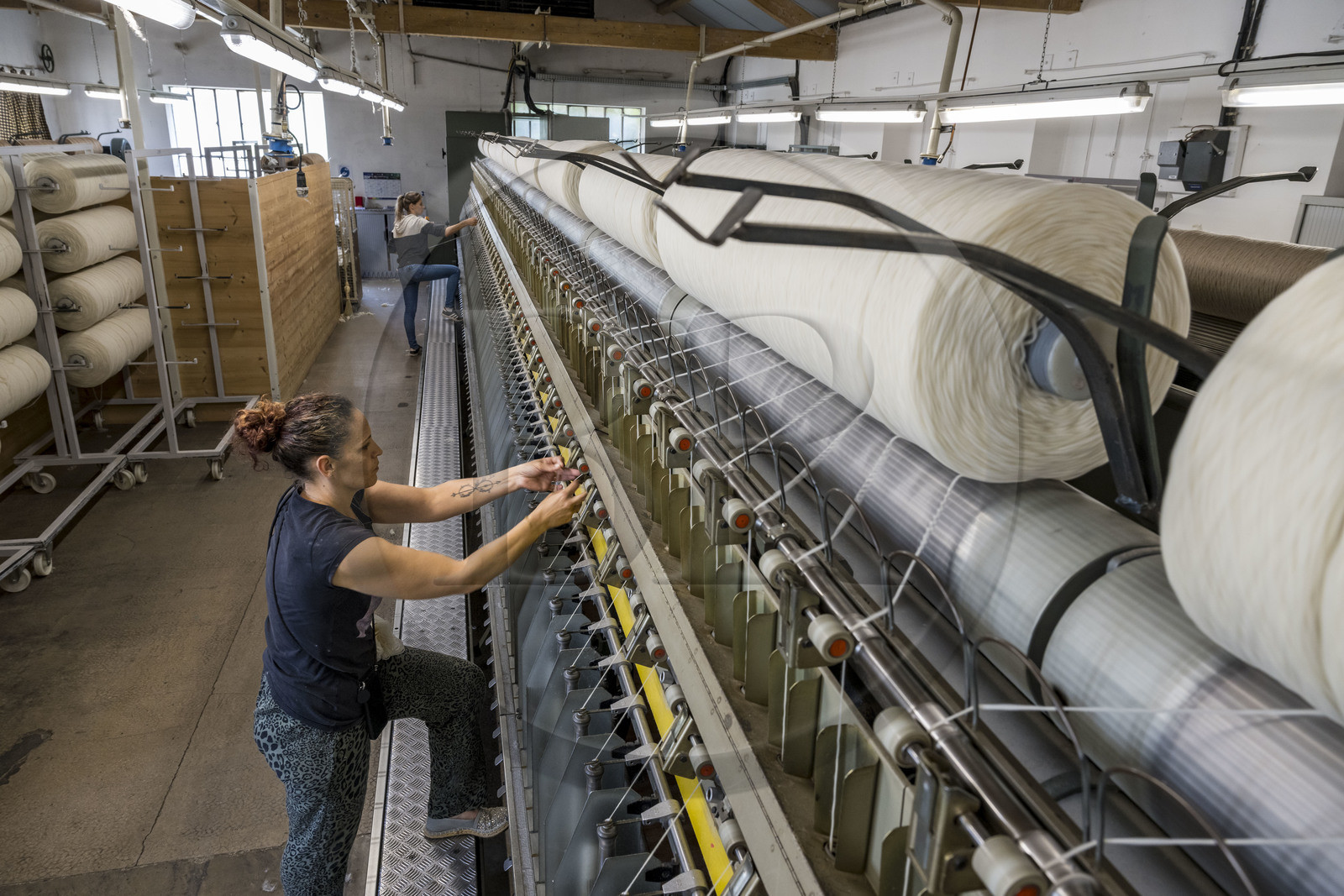 France, Vaucluse (84), L'Isle-sur-la-Sorgue, Manufacture Brun de Vian-Tiran, industrie textile lainière labellisée Entreprise du patrimoine vivant, ouvrière au travail dans la filature