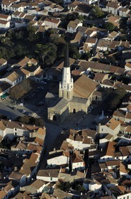 France, Charente-Maritime (17), Ile de Ré, Ars-en-Ré, l'église Saint-Etienne (vue aérienne)