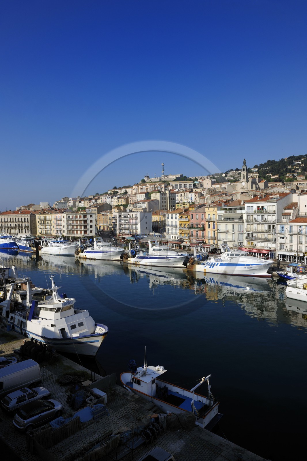 France, Hérault (34), Sète, canal Royal, thonier à quai au pied du Mont Saint-Clair et de l’église décanale saint Louis