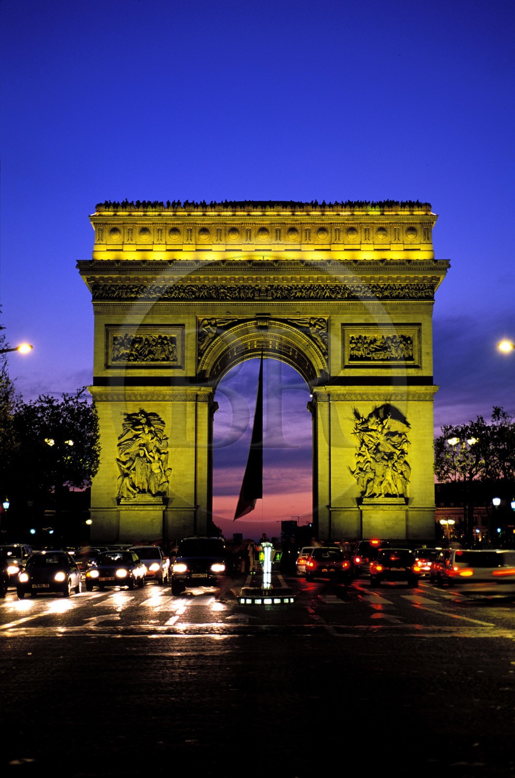 France, Paris (75), l' Arc de Triomphe sur l' avenue des Champs-Elysées