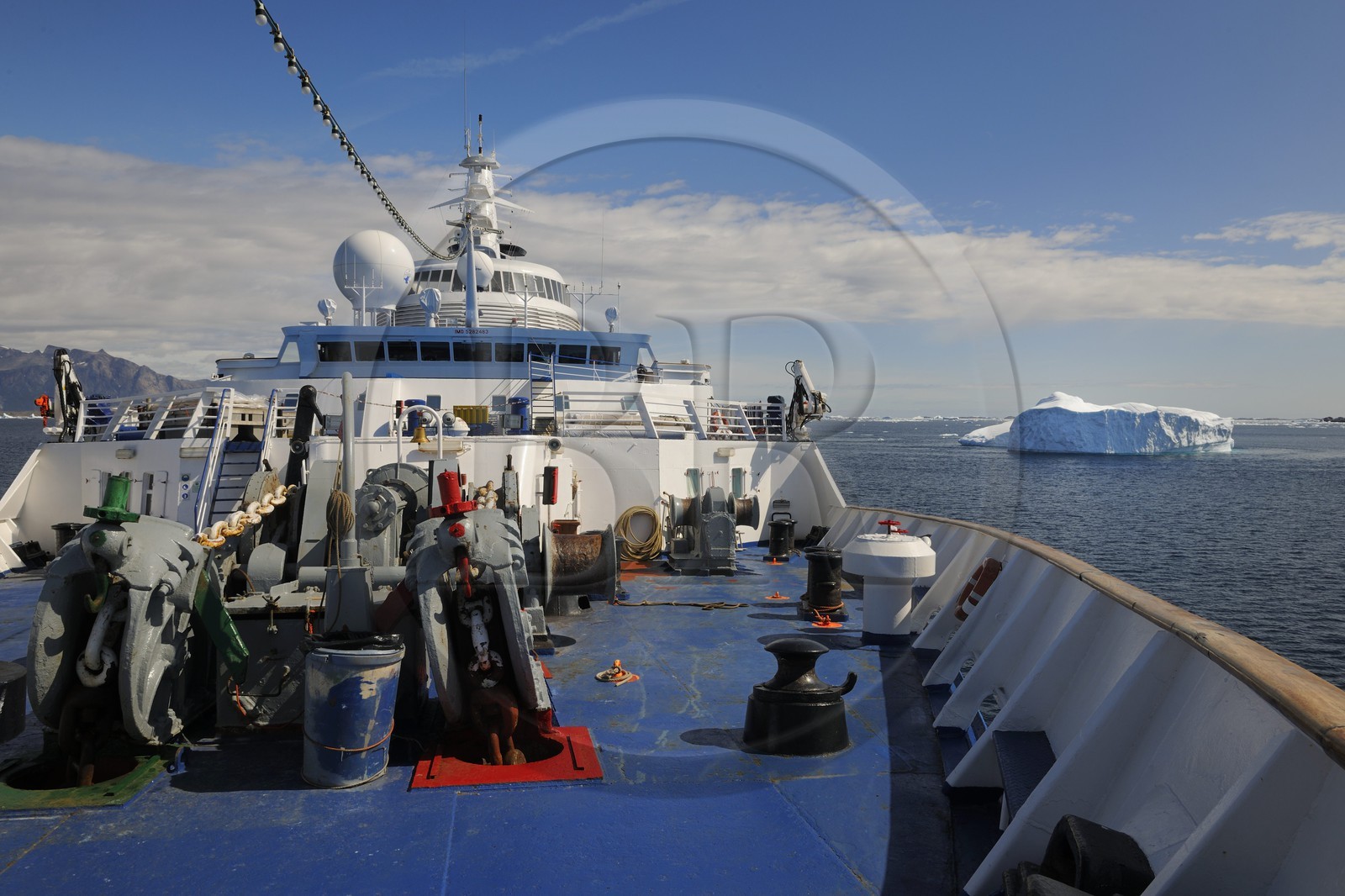 Groenland, fjord de Nanortalik, le bateau de croisière le Princess Danané progressant entre les icebergs