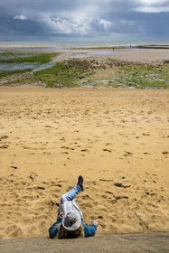 France, Vendée (85), Saint-Vincent-sur-Jard, plage du goulet à marée basse, lecture avec vue