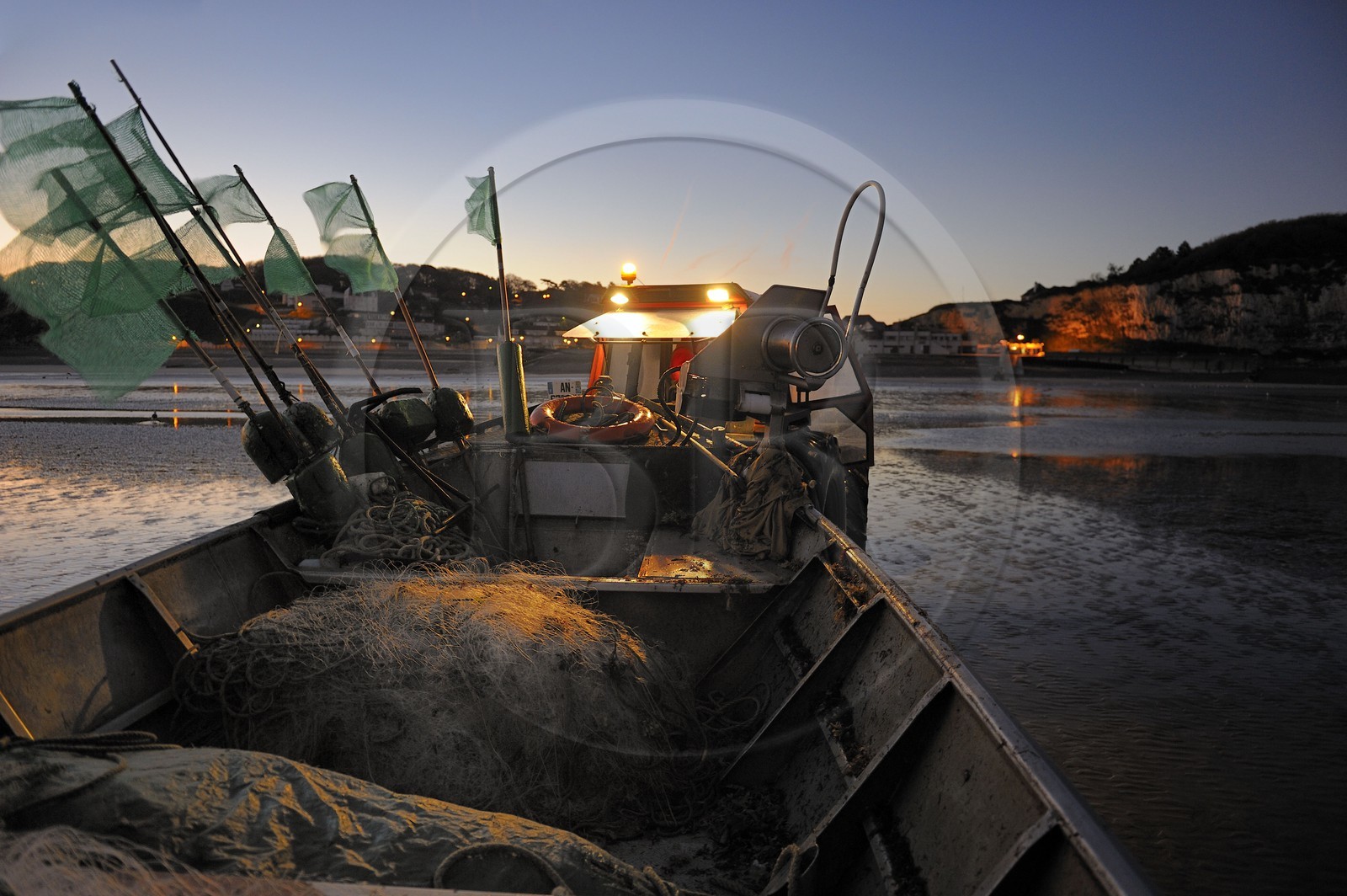 France, Seine-Maritime (76), Veules-les-Roses, départ à la pêche à bord du bateau La Pomme tiré par un tracteur sur la plage et appartenant à Anthony Paumier le plus jeune patron de pêche de France