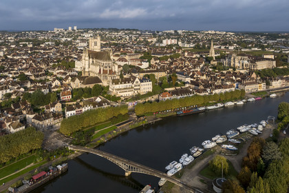 France, Yonne (89), Auxerre, la cathédrale Saint-Etienne et l'abbaye Saint-Germain à droite, la Coulée verte cyclable en bordure de l'Yonne sur le quai face au port, la péniche La Scène des Quais amarrée au pied de la Passerelle de la Liberté au premier plan (vue aérienne)