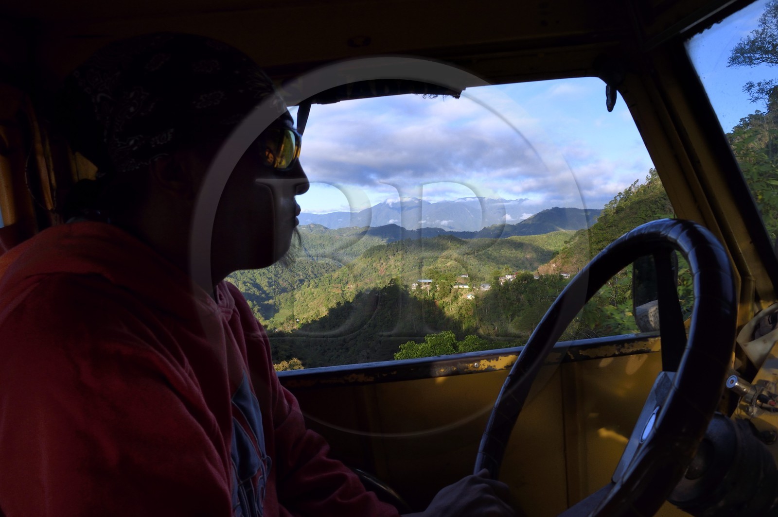 Philippines, province d'Ifugao, région de Banaue, jeepney progressant sur une route de montagne vers Batad