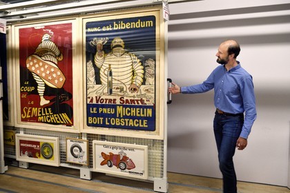 France, Puy-de-Dôme (63), Clermont-Ferrand, archives de L'Aventure Michelin, musée retraçant toutes les activités du groupe Michelin, salle des affiches de collections dans les archives, Stéphane Nicolas, responsable du patrimoine historique de Michelin, présente Bibendum qui est la mascotte créé en 1898 de Michelin, affiches crées par le graphiste O'galop