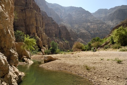 Sultanat d'Oman, région d'Ash Sharqiyah, Tiwi, randonneurs dans le Wadi ash Shab